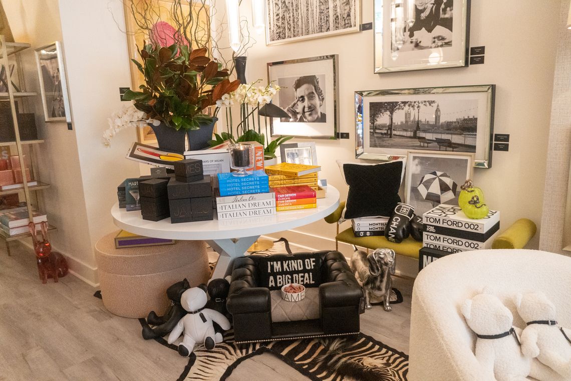 dsc04438 2023 10 25 james and planters